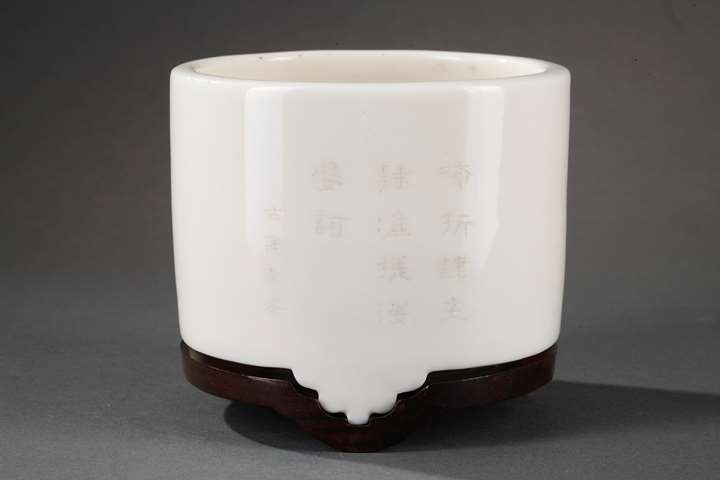Incense burner "blanc de Chine" porcelain with a engraved sutra